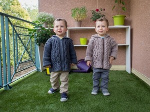 Veste à capuche- Double-je -Collection tricotée pour jumeaux