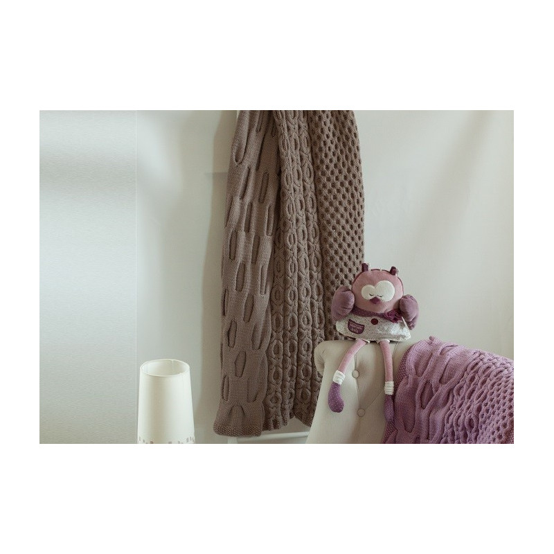 La Couverture "Cocoon" : Le Nid de Douceur en Torsades pour Bébé