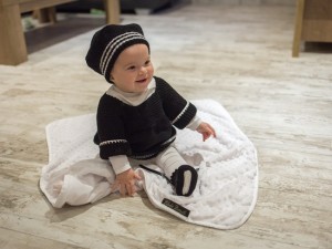 "Cliché" Bonnet style béret en laine noire et blanc, pour petites filles.